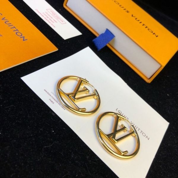 2020 новый дизайнер серьги роскошные ljewelry v женщины серьги латунь литье вакуумная металлизация золота workmanship 1: 1 случай, Silver
2020 новый дизайнер серьги роскошные ljewelry v женщины серьги латунь литье вакуумная металлизация золота workmanship 1: 1 случай, Silver
