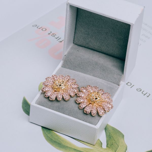european and american heavy industry s925 silver needle micro inlaid with pink zircon stereo large sun flower earrings wholesale, Golden;silver
european and american heavy industry s925 silver needle micro inlaid with pink zircon stereo large sun flower earrings wholesale, Golden;silver