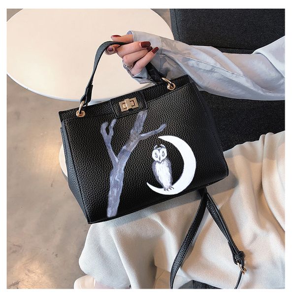 2020 moonlight painted graffiti cartoon character female handbag european and american fashion large women large bag
2020 moonlight painted graffiti cartoon character female handbag european and american fashion large women large bag