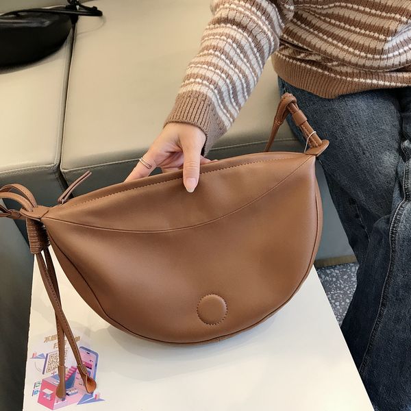 2020 fashion new large capacity messenger bag simple chest bag underarm solid color shoulder
2020 fashion new large capacity messenger bag simple chest bag underarm solid color shoulder