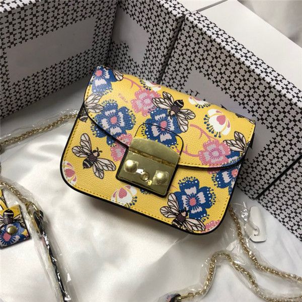 новые девушки моды кожа сумка женская печать цепи плеча мешок мило пчела цветок мультфильм маленький квадратный мешок 
новые девушки моды кожа сумка женская печать цепи плеча мешок мило пчела цветок мультфильм маленький квадратный мешок