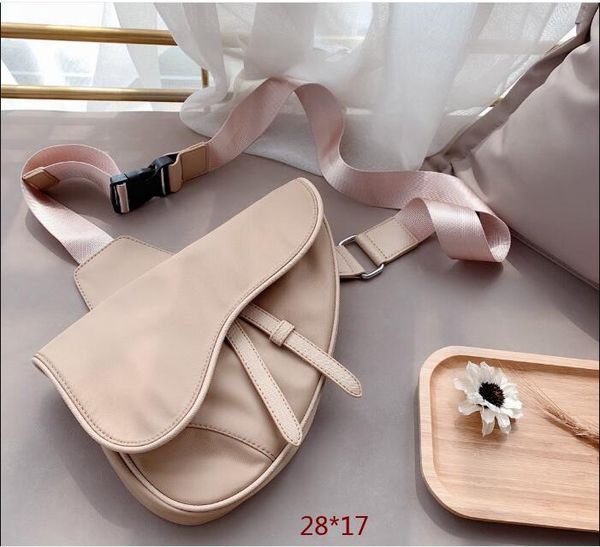 popular logo new saddle bag, a lightweight canvas bag for both men and women. size: 28 *17cm 
popular logo new saddle bag, a lightweight canvas bag for both men and women. size: 28 *17cm