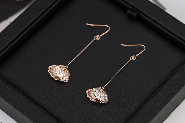 spot makings pearl shell earring makes sweet s925 silver needle act the role ofing of female ear with very simple wind
spot makings pearl shell earring makes sweet s925 silver needle act the role ofing of female ear with very simple wind