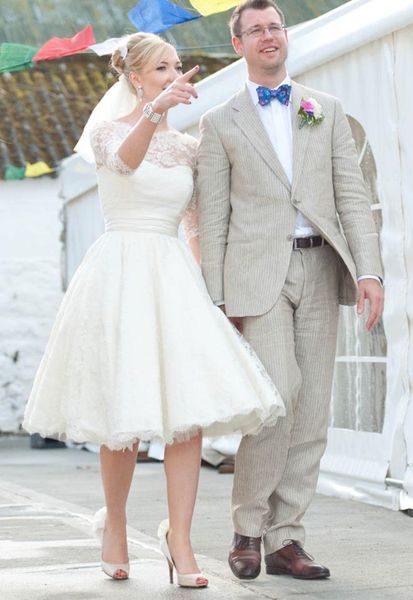2020 new short lace long sleeves wedding dresses bateau appliques a line custom modest beach bridal gowns vestidos de noiva 2018, White
2020 new short lace long sleeves wedding dresses bateau appliques a line custom modest beach bridal gowns vestidos de noiva 2018, White
