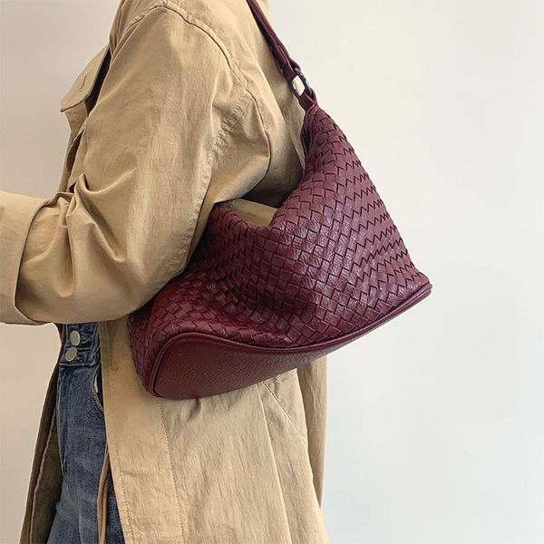 2020 soft leather hand-woven armpit bags rhombic shoulder messenger commuter pillow bag large capacity casual totes sac a main
2020 soft leather hand-woven armpit bags rhombic shoulder messenger commuter pillow bag large capacity casual totes sac a main