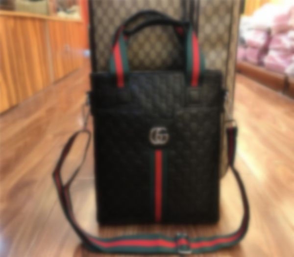 100529leather classic fashion handbag card bag zero wallet men's and women's backpacks single shoulder bag
100529leather classic fashion handbag card bag zero wallet men's and women's backpacks single shoulder bag