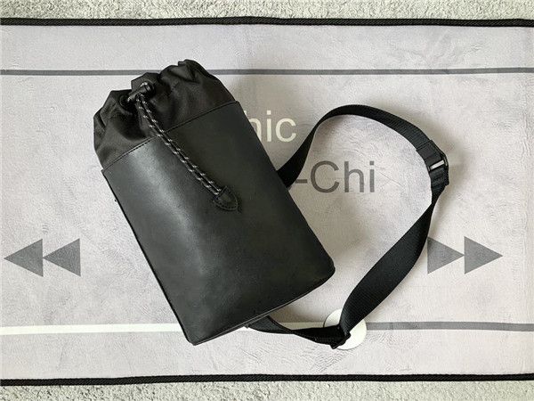 new functional design of one-shoulder bag self-climbing rope sealing for easy access to wide shoulder straps
new functional design of one-shoulder bag self-climbing rope sealing for easy access to wide shoulder straps