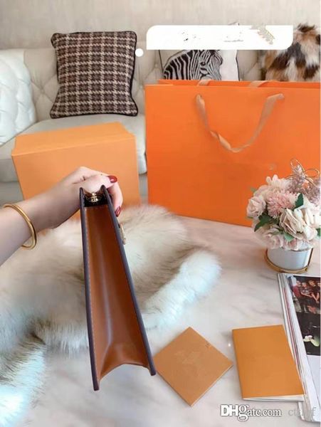 large capacity to receive the latest joker baotou layer cowhide aging women's hand bag girls women clutch wallet the designer handb
large capacity to receive the latest joker baotou layer cowhide aging women's hand bag girls women clutch wallet the designer handb