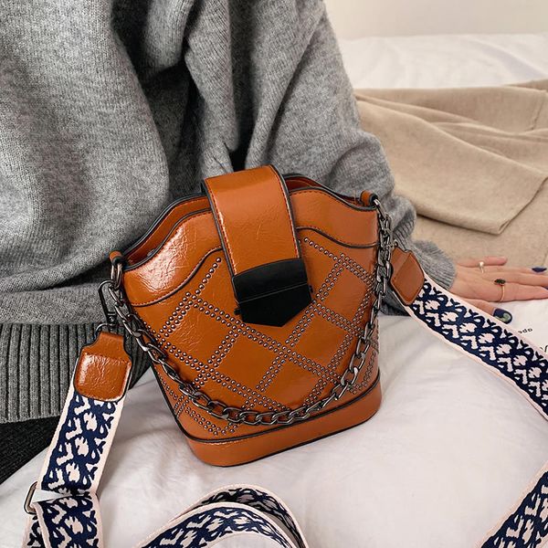 мода цепи crossbody сумки для женщин полукруг shell обложка сумка твердая pu кожа класса люкс сумки дамы конструктор shoulder bag
мода цепи crossbody сумки для женщин полукруг shell обложка сумка твердая pu кожа класса люкс сумки дамы конструктор shoulder bag