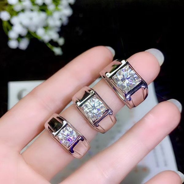 moissanite men's ring, simple atmosphere, the latest design, 925 sterling silver, white gemstone color, high hardness, Golden;silver
moissanite men's ring, simple atmosphere, the latest design, 925 sterling silver, white gemstone color, high hardness, Golden;silver