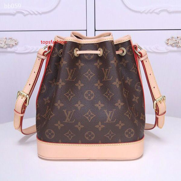 2020 classic autumn and winter one-shoulder lattice slung bucket bag hit color drawstring large capacity handbag women tide size 24x22x5cm
2020 classic autumn and winter one-shoulder lattice slung bucket bag hit color drawstring large capacity handbag women tide size 24x22x5cm