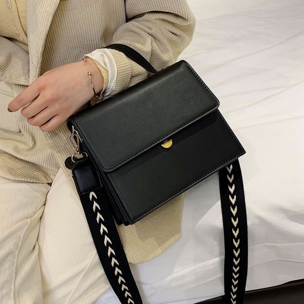 french autumn&winter retro square shoulder bag & wide shoulder strap bag width 22cm high 18.5cm thickness 8.5cm
french autumn&winter retro square shoulder bag & wide shoulder strap bag width 22cm high 18.5cm thickness 8.5cm
