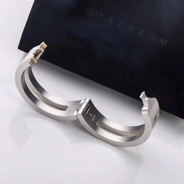 20ss последние аликс алюминиевый сплав браслет мужчины женщины high street унисекс пары ювелирные изделия браслеты аликс accessorie, Black
20ss последние аликс алюминиевый сплав браслет мужчины женщины high street унисекс пары ювелирные изделия браслеты аликс accessorie, Black