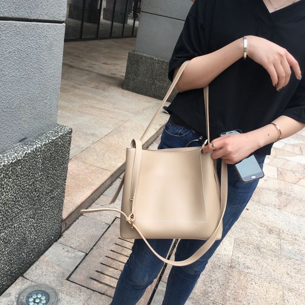 2020 new ladies messenger bag fashion japan and south korea plain large capacity simple portable messenger bag women
2020 new ladies messenger bag fashion japan and south korea plain large capacity simple portable messenger bag women