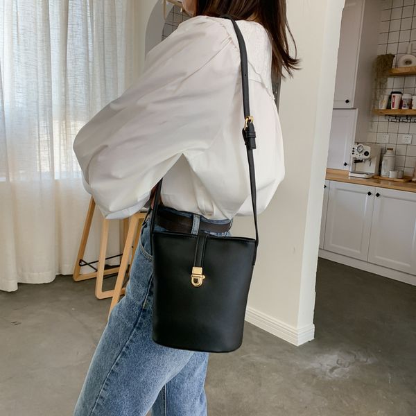 2020 korean fashion diagonal bag women's simple retro pouch bucket bag
2020 korean fashion diagonal bag women's simple retro pouch bucket bag