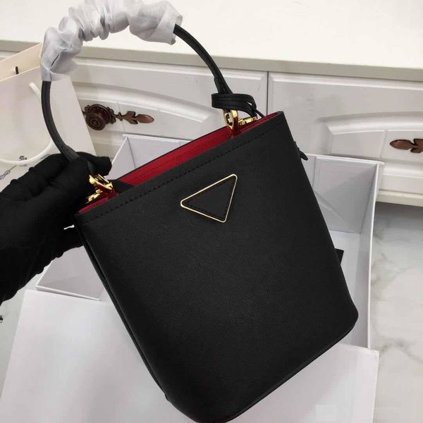 new fashion luxury designer woman handbag cross body bags shoulder genuine leather tote purse bags gold-plated metal fittings
new fashion luxury designer woman handbag cross body bags shoulder genuine leather tote purse bags gold-plated metal fittings
