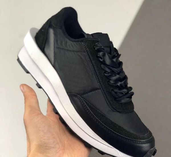 2020 новый sacai х ldv вафельного нейлон daybreak кроссовок для мужчин женщины черного белого дизайнера тренеров открытых мужских спортивных, White;red
2020 новый sacai х ldv вафельного нейлон daybreak кроссовок для мужчин женщины черного белого дизайнера тренеров открытых мужских спортивных, White;red