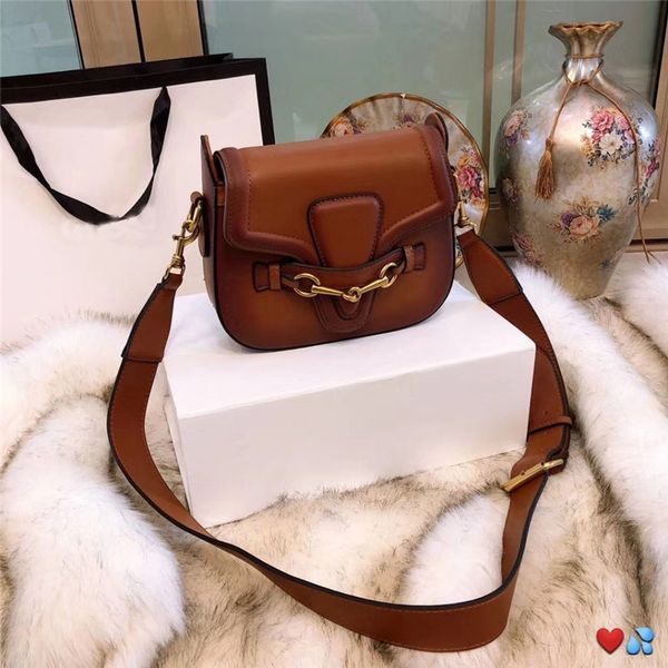 De igner cro body me enger bag luxury famou brand handbag good quality leather bag cla ical tyle addle bag du t bag box
De igner cro body me enger bag luxury famou brand handbag good quality leather bag cla ical tyle addle bag du t bag box
