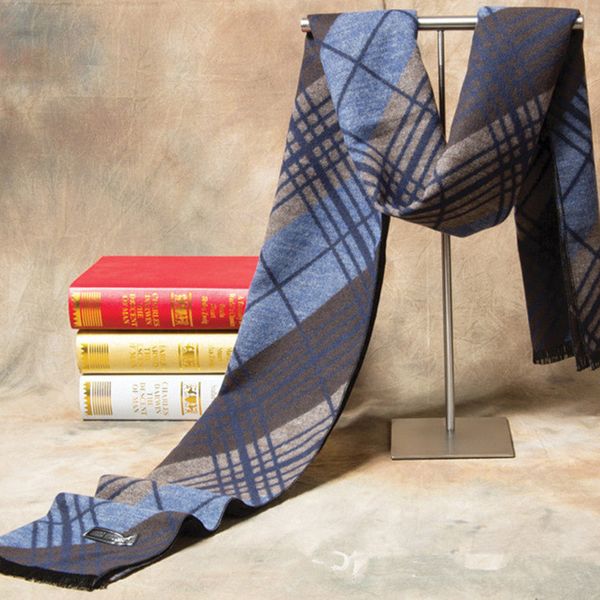 2017 new brand winter cashmere plaid scarf men fashion design warm silk shawl scarves male hight quality men scarfs, Blue;gray
2017 new brand winter cashmere plaid scarf men fashion design warm silk shawl scarves male hight quality men scarfs, Blue;gray