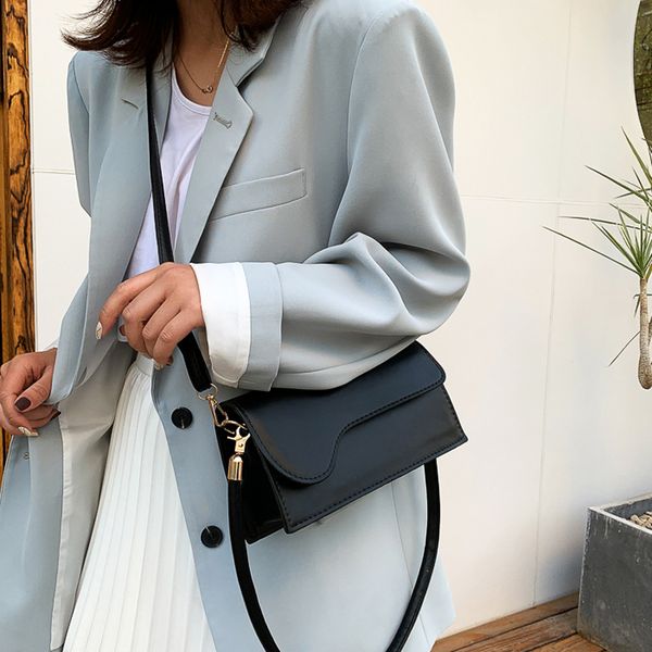 2020 new shoulder bag ladies korean version of the simple solid color messenger bag retro fashion saddle women
2020 new shoulder bag ladies korean version of the simple solid color messenger bag retro fashion saddle women