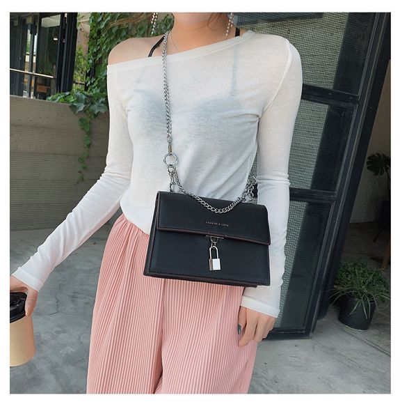 new fashionable one-shoulder bag inclined bag hell's lock handbag lady chain small square leisure tide
new fashionable one-shoulder bag inclined bag hell's lock handbag lady chain small square leisure tide