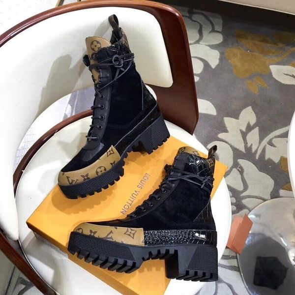 2019j fashion wild ladies short boots ladies printed stripes non-slip casual ladies short shoes thick martin boots original box packaging
2019j fashion wild ladies short boots ladies printed stripes non-slip casual ladies short shoes thick martin boots original box packaging