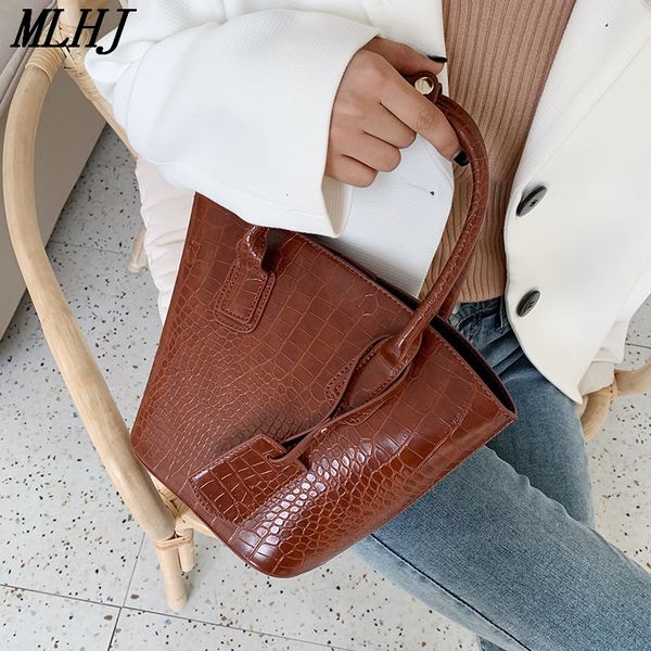 autumn and winter portable small bag new 2019 harbor wind retro fashion wild shoulder slung stone pattern bucket bag
autumn and winter portable small bag new 2019 harbor wind retro fashion wild shoulder slung stone pattern bucket bag