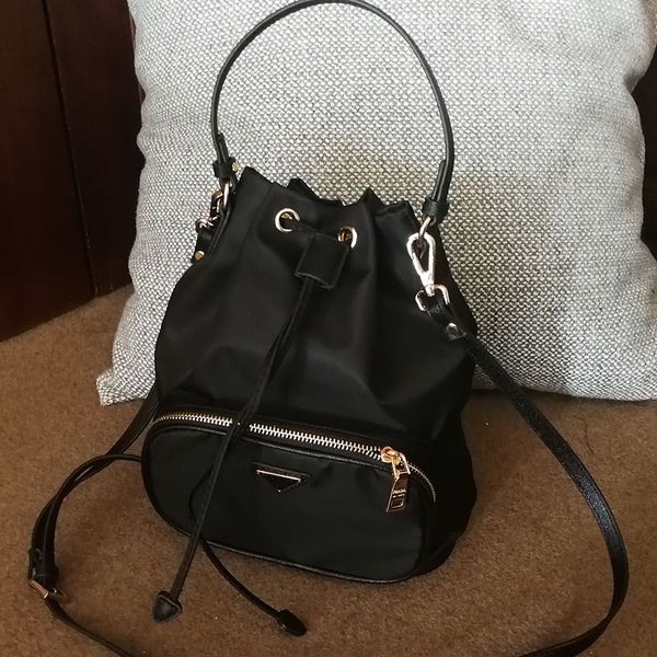 brand designer handbag fashion ladies shoulder bags crossbody waterproof nylon handbags canvas soft purse prd backpack drawstring bucket bag
brand designer handbag fashion ladies shoulder bags crossbody waterproof nylon handbags canvas soft purse prd backpack drawstring bucket bag