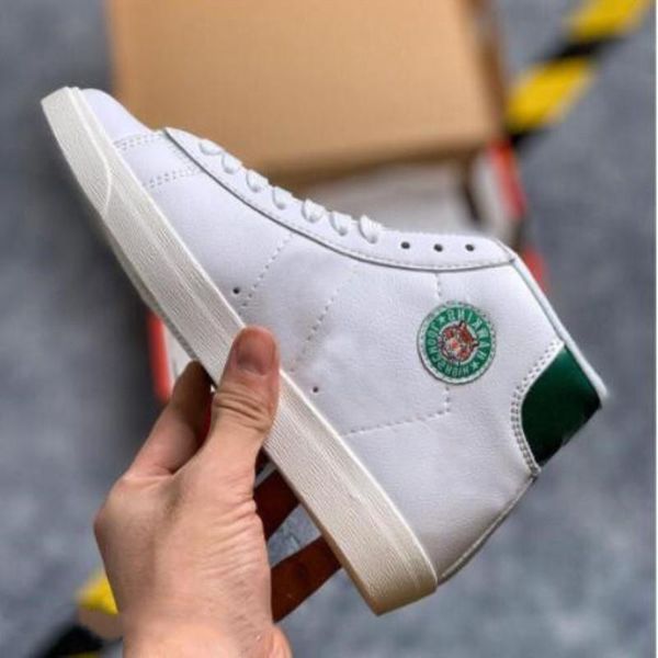 2019 blazer mid x hawkins high school спортивная обувь stranger things баскетбольная обувь для мужчин дизайнерские кроссовки горячие продажи, White;red
2019 blazer mid x hawkins high school спортивная обувь stranger things баскетбольная обувь для мужчин дизайнерские кроссовки горячие продажи, White;red