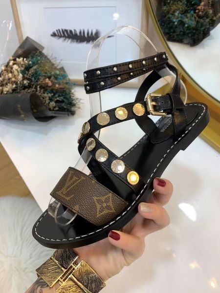 19ss новый L женщины сандалии из натуральной кожи плоский каблук сандалии заклепки
19ss новый L женщины сандалии из натуральной кожи плоский каблук сандалии заклепки
