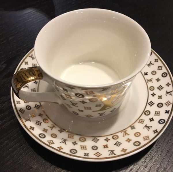 европейский стиль catering bone china cup multi-стиль простые керамические тарелки чашки кофе с pattern set с ложкой
европейский стиль catering bone china cup multi-стиль простые керамические тарелки чашки кофе с pattern set с ложкой