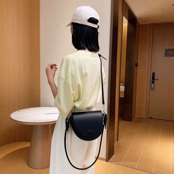 2020 new shoulder bag women's casual fashion korean version of the simple retro messenger bag ladies saddle
2020 new shoulder bag women's casual fashion korean version of the simple retro messenger bag ladies saddle