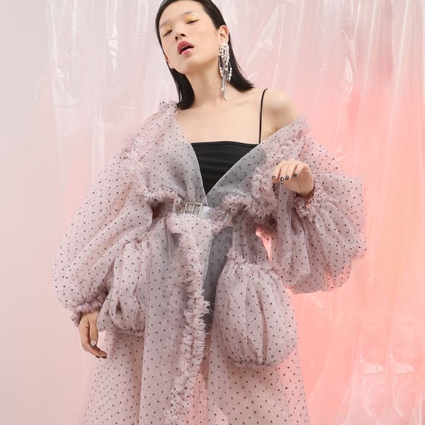 irinal05 2019 fw коллекция старинных негабаритный длинный фонарь рукав увидеть через горошек сетки пальто женщин, Tan;black
irinal05 2019 fw коллекция старинных негабаритный длинный фонарь рукав увидеть через горошек сетки пальто женщин, Tan;black