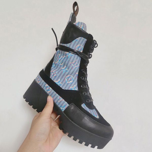 2019 winter new short boots thick with high heel martin boots leather platform thick bottom locomotive boots, Black 
2019 winter new short boots thick with high heel martin boots leather platform thick bottom locomotive boots, Black