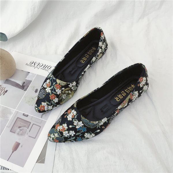 spring autumn high-quality printing pattern flat shoes women's casual wild rubber non-slip wear-resistant soles w38-35, Black
spring autumn high-quality printing pattern flat shoes women's casual wild rubber non-slip wear-resistant soles w38-35, Black
