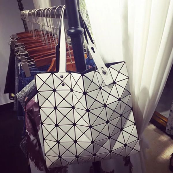 1fashion designfamous designer womens handbag new letter shoulder bag genuine leather messenger bag luxury saddle bag
1fashion designfamous designer womens handbag new letter shoulder bag genuine leather messenger bag luxury saddle bag