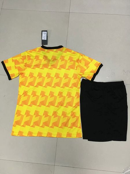 2019 men training football sets with shorts uniforms reversible football jerseys for that home and away look kits sports b45-19, Black;red
2019 men training football sets with shorts uniforms reversible football jerseys for that home and away look kits sports b45-19, Black;red