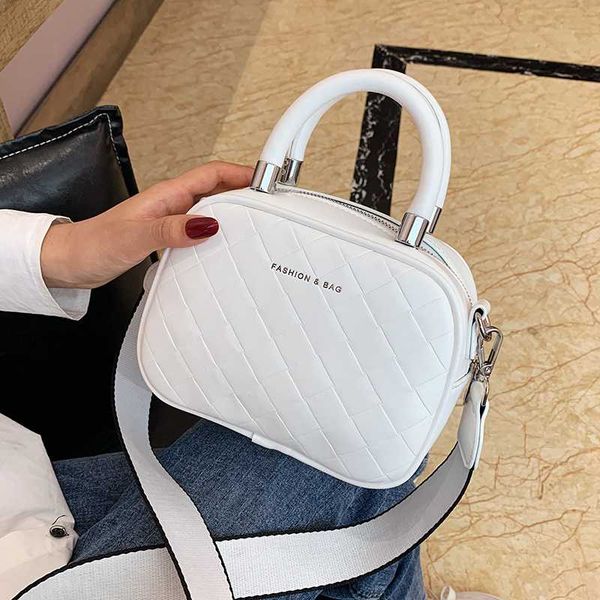 new french design fashion diamond square bag handbag & elegant messenger bag shoulder width 19cm height 15cm thickness 9cm
new french design fashion diamond square bag handbag & elegant messenger bag shoulder width 19cm height 15cm thickness 9cm