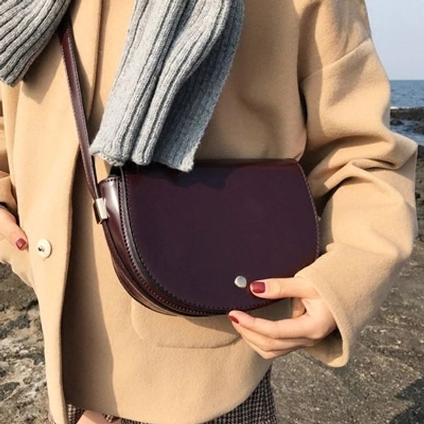 новый модный бренд твердые седло crossbody сумка женщины искусственная кожа сумка роскошный полукруг сумка повседневная сумки посыльного
новый модный бренд твердые седло crossbody сумка женщины искусственная кожа сумка роскошный полукруг сумка повседневная сумки посыльного