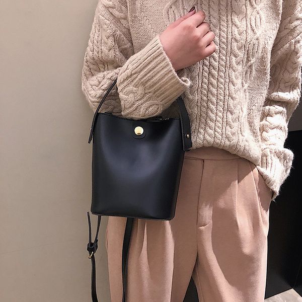 2020 новая женская сумка простой легкий сплошной цвет crossbody сумка западная мода ведро сумка
2020 новая женская сумка простой легкий сплошной цвет crossbody сумка западная мода ведро сумка