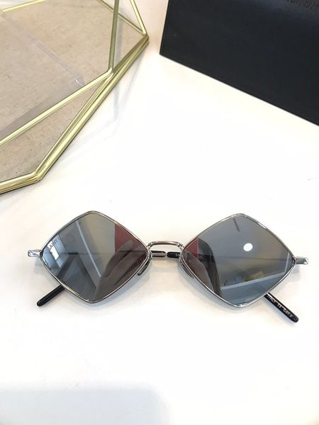 new 302 sunglasses fashion women triangle deisnger popular full frame uv400 lens summer style diamond frame come with case, White;black
new 302 sunglasses fashion women triangle deisnger popular full frame uv400 lens summer style diamond frame come with case, White;black