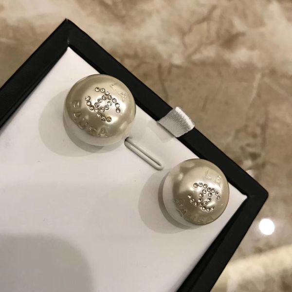 Luxurious quality Top brass material stud earring with round nature pearl and diamond logo for women and gifrl friend festival gift PS668
Luxurious quality Top brass material stud earring with round nature pearl and diamond logo for women and gifrl friend festival gift PS668