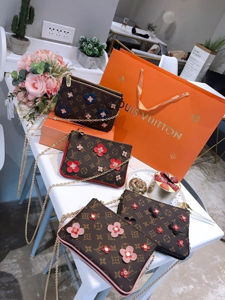 Women's shoulder bag 2019 early spring series with blue and pink leather flowers embellished canvas, beautiful and wild
Women's shoulder bag 2019 early spring series with blue and pink leather flowers embellished canvas, beautiful and wild