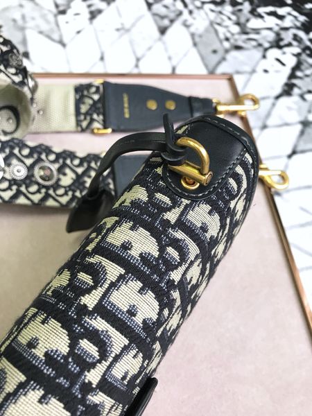 classic lady's handbag high-end custom quality handbag fashion business casual style metal accessories with long shoulder strap, Silver
classic lady's handbag high-end custom quality handbag fashion business casual style metal accessories with long shoulder strap, Silver
