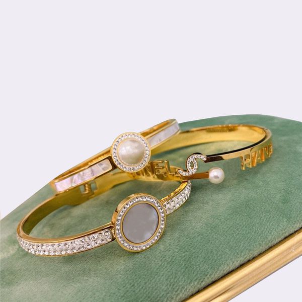 gold bracelets women jewelry round diamond letters bracelet pearl shell decoration bracelet wear lady gift bijoux de créateurs de luxe, Black 
gold bracelets women jewelry round diamond letters bracelet pearl shell decoration bracelet wear lady gift bijoux de créateurs de luxe, Black