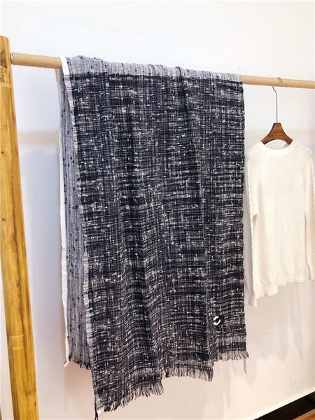 luxury new autumn and winter 2019 knitted scarf,the raw material is the the most flashy, Blue;gray
luxury new autumn and winter 2019 knitted scarf,the raw material is the the most flashy, Blue;gray