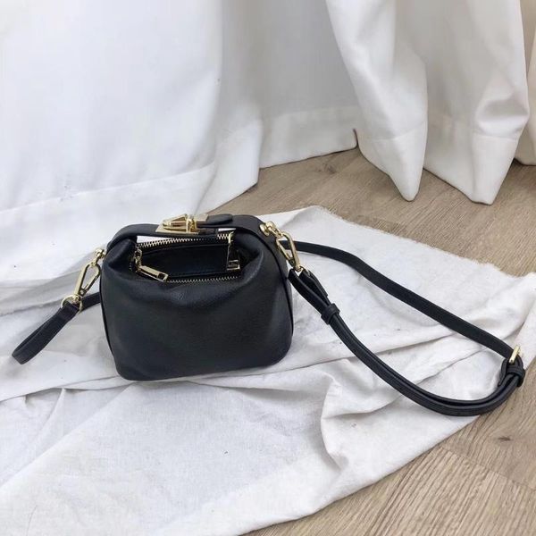 2020 mini women messenger bag lunch box bag genuine leather vintage crossbody lady handbag designer bolsas de mujer
2020 mini women messenger bag lunch box bag genuine leather vintage crossbody lady handbag designer bolsas de mujer