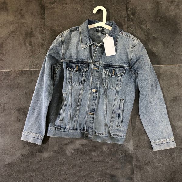 2020 brand mens jean jacket cowboy mens designer chaqueta jacket sweatshirt women luxury coats streetwear quility 2042404h, Black;brown
2020 brand mens jean jacket cowboy mens designer chaqueta jacket sweatshirt women luxury coats streetwear quility 2042404h, Black;brown