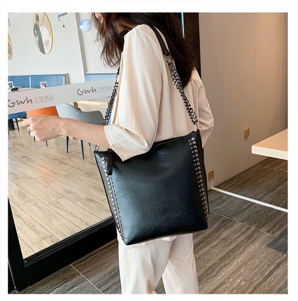 2020 new fashion solid color rivet casual large bag large capacity shoulder messenger bucket bag female female handbag
2020 new fashion solid color rivet casual large bag large capacity shoulder messenger bucket bag female female handbag