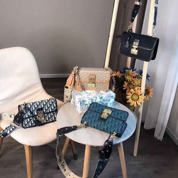 designer women bags inclined shoulder bag retro print double-sided embroidery with presage fabric size: 24 * 15 cm, Black
designer women bags inclined shoulder bag retro print double-sided embroidery with presage fabric size: 24 * 15 cm, Black
